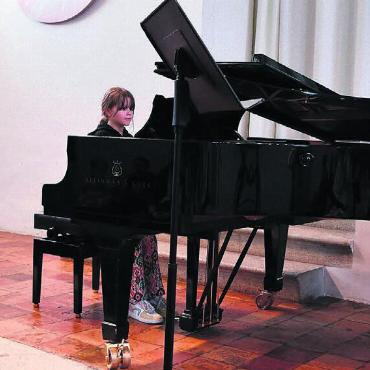 Leistung mit viel Applaus honoriert - Wer hat schon die Gelegenheit, wie Nina Hilfiker (mCheck der Stufe eins) «Kum-ba-ya» auf einem Steinway-Flügel in der Alten Kirche Boswil zu spielen?
