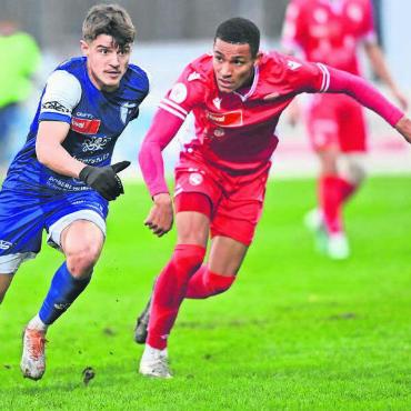 Versöhnlicher Abschluss - Djordje Komatovic (links) im Hinspiel gegen Thuns U21. Damals gewannen die Wohler gar mit 4:0. Bild: Archiv/awa