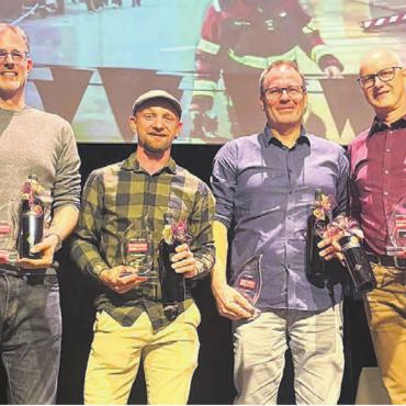 Beförderungen, Verabschiedungen und Ehrungen - Zusammen 74 Jahre für die Feuerwehr im Einsatz (von links): Simon Lang, Roman Schuler, Erich Gsell und Christof Hübscher. Bild: zg