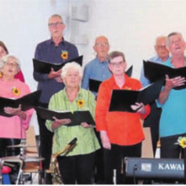 So bunt wie die Kleidung - Der Gemischte Chor Rudolfstetten-Friedlisberg bot zusammen mit Christian Müller am E-Piano und Bettina Urfer Müller am Schlagzeug ein grandioses Konzert. Bild: zg