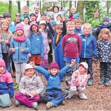 Auf Rettungsmission - Auf Entdeckungstour und Rettungsmission: Die Kids und ihre Betreuer geniessen die Zeit in der Natur mit gemeinsamen Spielen und Entdeckungstouren. Bilder: Monica Rast