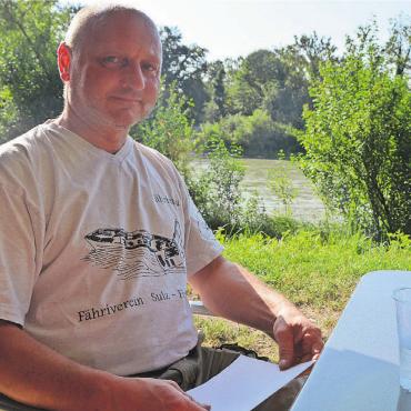 «Jede Überfahrt ist anders» - Toni Meier aus Stetten ist seit über 30 Jahren ein Fährimann. Im Gespräch erzählt er über die Faszination des Fährenerlebnisses, die ungewisse Zukunft und über das Mögliche Nebeneinander von Fähre und Fussgängersteg Bild: Sabrina Salm
