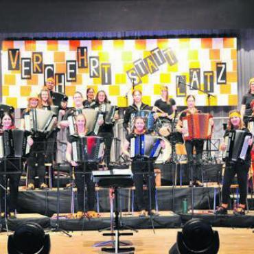 Mit Wort und Musik in die neue Woche - Das in Villmergen beheimatete Akkordeonorchester «fis-a-dis» kann dieses Jahr bereits das 10-Jahr-Jubiläum feiern. Bild: zg