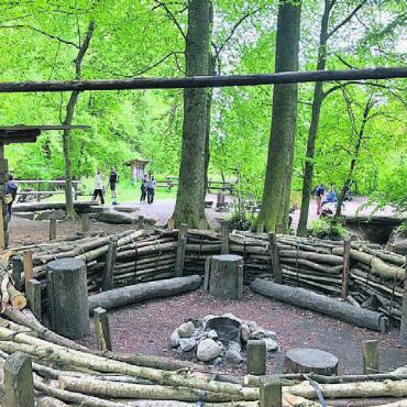 Zukunft des Kinderwegs gesichert - Drei Brennholzlager wie das hier am linken Bildrand beim Waldsofa sind den Fachstellen ein Dorn im Auge. Ansonsten darf der Themenweg weitgehend bleiben, wie er ist.
