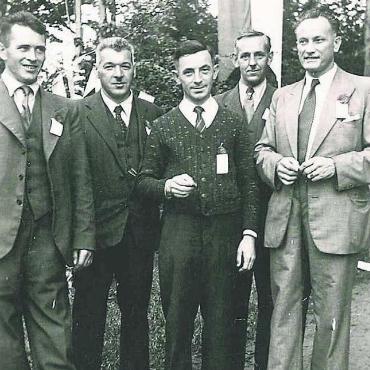 Weil das Gedenken wichtig ist - Die Initianten von damals (von links): Alfred Reusser, Max Koch (als Förster), Walter Mattmüller, Traugott Gretler sen. und Alois Widmer.