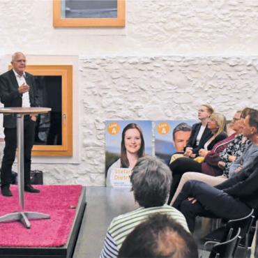 Bedrohungen nehmen zu - Die Podiumsveranstaltung der Mitte Wohlen ist auf grosses Interesse gestossen (v. l.): Moderator Harry Lütolf, Jugendanwältin Beatriz Gil und Josef Sachs, der ehemalige Chefarzt der Psychiatrischen Klinik Königsfelden. Bilder: Daniel Marti