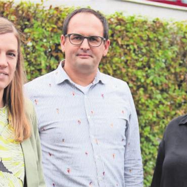 Der Mensch im Mittelpunkt - Sind bereits nach kurzer Zeit ein eingespieltes Team: (von links) Jacqueline Stierli, Leiterin Wohnen Integra; Waldemar Rutz, Leiter Filiale PHS, und Pflegefachfrau Désirée Sauvain. Bild: Monica Rast