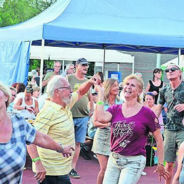 Neue Bühne, neues Konzept - Die vielen Cover- und Partybands im diesjährigen Programm werden dafür sorgen, dass vor der Bühne ganz viel getanzt wird. Bild: Archiv