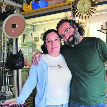 Für den Frühling «herausgeputzt» - «Im Frühjahr erhalten wir mehr Ware», sagen Fatos und Teo Keles von der Brocki-Boutique «Roselis Lädeli» in Anglikon. Bild: Sabrina Salm