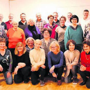 Musik und Geschichten - Die Mitglieder des Kirchenchors Aristau freuen sich auf das Konzert. Bild: zg