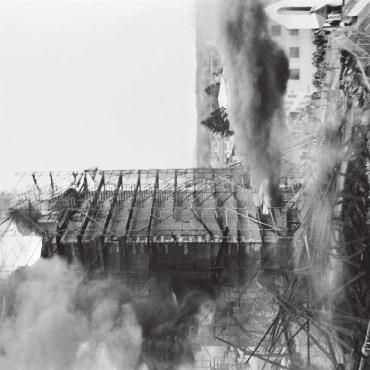 Wie Phönix aus der Asche - Um 17.30 Uhr, die Löscharbeiten waren schon eingestellt, stürzt die grösste und schwerste Glocke krachend durch den Turm. Aus den Fensterluken schiessen mächtige Staubwolken. Ein exklusives Bild.