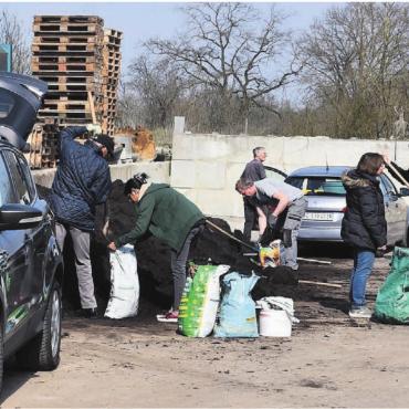 Power für den Garten - Es herrscht am Komposttag ein grosser Andrang vor dem Komposthaufen. Vielen nutzen die Gelegenheit, das wertvolle Gut gratis beziehen zu können. Bild: Monica Rast