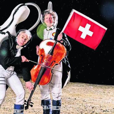 Galaktische Unterhaltung - Das «DuoCalva» präsentiert im Kantiforum das Programm «Die Cellonauten». Bild: pd