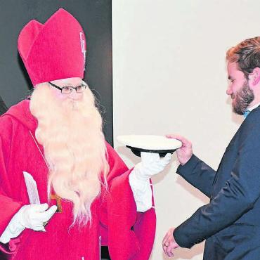 «Nicht der Grösste, aber grossartig» - Der Samichlaus schaute extra für den abtretenden Einwohnerratspräsidenten Cyrille Meier im Casino vorbei: Und als Belohnung gab es einen Kapitänshut.