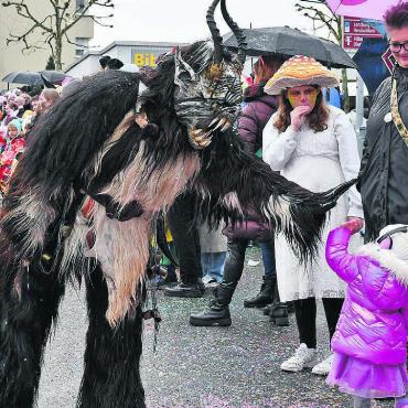 High Five mit einem Krampus - 23. Februar 2025: Ein kleines Mädchen geniesst seine erste Fasnacht und lässt sich ohne Scheu auf ein High Five mit einem Krampus ein. Bild: Archiv/mo