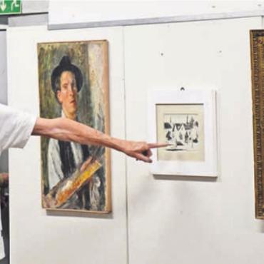 Ein Bild steht für die Wahrheit - Er führte duch die Vernissage: Luca Montanarini neben einem Selbstporträt seines Vaters Luigi und einem Porträt seiner Mutter Heidy (rechts).
