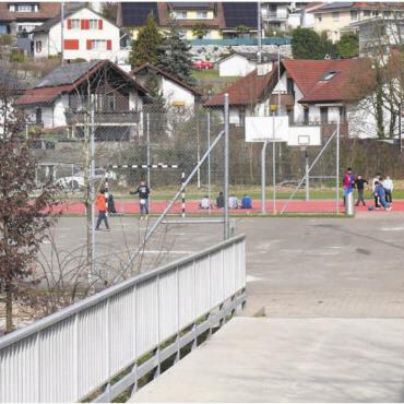 Linderung der Schulraumnot - Container-Züglete vom Oberdorfweg: Im Bünzmatt und im Junkholz auf dem Hartplatz (Bild) werden je ein Provisorium für sechs Abteilungen die Schulraumprobleme entschärfen. Bild: Daniel Marti