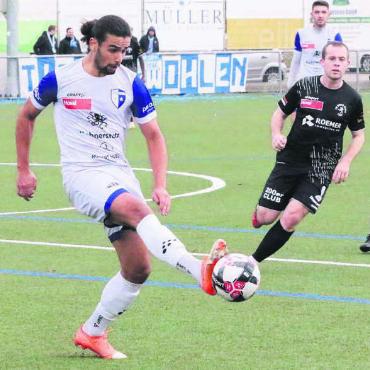 Anschluss ans Mittelfeld halten - Bijan Dalvand (links) musste gegen die Black Stars als Stürmer spielen. Jetzt, wo Patrik Gjidoda wieder zurück ist, erwartet Trainer Piu mehr von der Offensive. Besonders, weil es ein Heimspiel ist. Bild: Josip Lasic