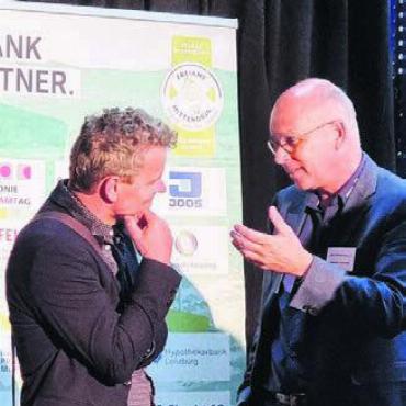 Batterien sind der Zündstoff - Rainer Heggli, links, von «Freiamt mittendrin», und Gastgeber Philipp Scherer.