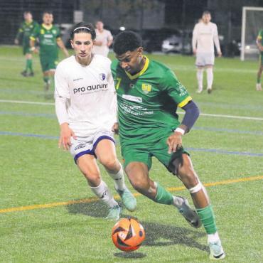 Talente behalten die Oberhand - Denisson Dos Santos (rechts) kann für den FC Mutschellen zu Beginn der zweiten Halbzeit noch verkürzen. Das Spiel geht trotzdem an Eymen Avci (links) und den FC Wohlen U23. Bild: Josip Lasic