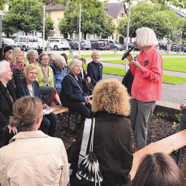 Venus rief Frauen in den Klosterhof - Brigitte Bürgin (Mitte, mit Mikrofon) moderierte den Austausch auf dem Dorfplatz. Bild: vaw