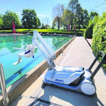 Badi öffnet ihre Tore - Dank dem neuen Schwimmbadlift gelangen auch Rollstuhlfahrer ins kühle Wasser. Bild: gk