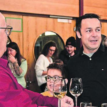 So weit wie 2040 geplant - Gemeindeammann Peter Keusch (links) im Austausch mit der Bettwiler Bevölkerung. «Genau dafür ist dieser Anlass da», findet er. Bild: ake