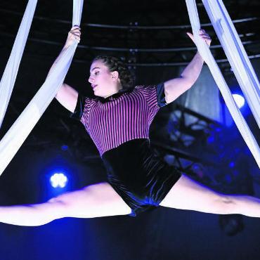 Das einmalige Brockenhaus - Die Kanadierin Charlotte Cayer war einst Synchronschwimmerin – und beeindruckt im Monti-Programm mit ihrer «Tuch-Show».