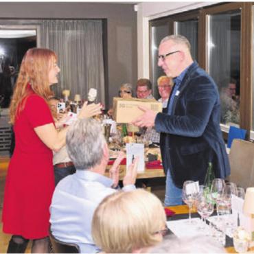 Malbec in all seinen Facetten - Esther Béchir, Vorstandsmitglied und Organisatorin dieses Wine & Dine, bedankt sich bei Referent Sami Veseli für seine interessanten Ausführungen. Bild: zg