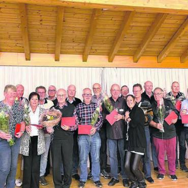 Gemeinsam haben sie sich 160 Jahre engagiert - Mitarbeitende der Geschäftsstelle in Wohlen mit den Rotkreuz-Freiwilligen aus dem Freiamt, darunter Rosmarie Lüthi aus Rudolfstetten (3. von links), die ihr 25-Jahr-Jubiläum feiert. Bild: zg