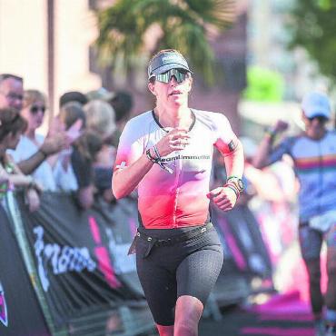 Powerfrau in Hochform - 10 Stunden und 37 Minuten. Nach 3,8 km Schwimmen, 177 km Rad und 42 km Rennen kommt Treier an der Ironman-EM ins Ziel. Bilder: zg