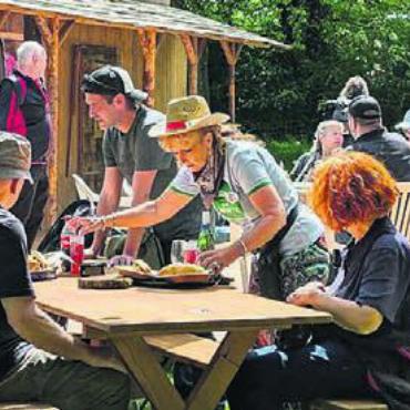 «Wir sind überwältigt» - Reichlich feine Verpflegung war vorhanden. Serviert optional gar in einem Saloon.