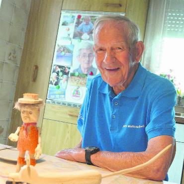 Die Flausen sind die gleichen - Holzschnitzereien sind auch im hohen Alter immer noch ein grosses Hobby. August Gauch an seinem Küchentisch am Kindergartenweg in Waltenschwil. Bild: Annemarie Keusch