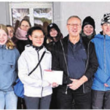 Menschen helfen - Die Bez-Klasse 3c mit Roth-Haus-Geschäftsleiter Uwe Tischer (Mitte). Bild: zg
