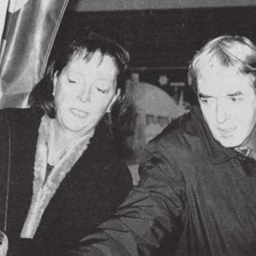 Die Region vermarkten - Ursula Lightowler, Präsidentin des Verkehrsvereins, und Frey Zobrist hissen die Fahne mit dem Aufdruck «Tourist-Information» in Bremgarten. Bild: Archiv