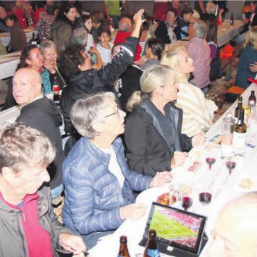 «Verschifft» und trotzdem gut - Gemütliches Beisammensein, guter Wein, ein feines Güggeli – und ein Tablet, wo das EM-Spiel der Schweiz läuft.