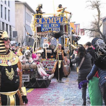 Kulturelle Tradition stärken - Am Fasnachtsumzug Mitte Februar herrschte auf der Zentralstrasse beste Stimmung – trotzdem war man mit der verkürzten Strecke nicht happy. Darum will das OK Wohler Fasnacht wieder auf die Originalstrecke zurückkehren. Bild: Archiv/dm