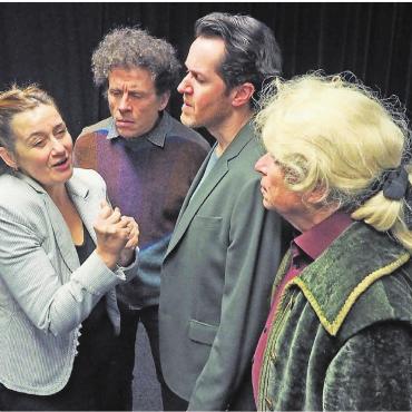 Friedrich Dürrenmatts «Physiker» krönen die 60. Spielzeit - Frau Dr. Mathilde von Zahnd (Esther Schweizer), Irrenärztin, im Disput mit «Einstein» Franky Weber, Patient «Möbius» Urs Albrecht und Patient «Newton» Hans Jörg Gygli. Bild: Pe Spalinger