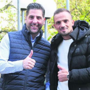 Der Schüler gegen seinen Mentor - Zwei Gegner, die sich gut verstehen: Bremgarten-Trainer Mergim Morina (rechts) empfängt heute mit seinem Team den FC Mutschellen mit Luca Iodice. «Endlich begegnen wir uns auf Augenhöhe», sagt Morina dazu. Bild: Josip Lasic