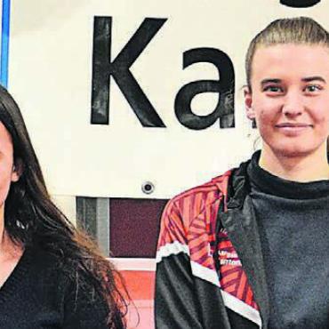 Die gute Fee wird geehrt - Selina Büchel (links, U18-EM-Teilnehmerin) und Schweizer Meisterin Marilin Leuthard.
