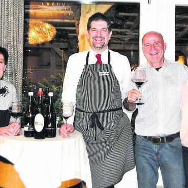 Comedy-Dinner und witziges Weinwissen - Allen Grund zum Lachen (v. l.): Gastgeberin Anita Wohler, Alcomedian Lukas Fehr, Bild: zg