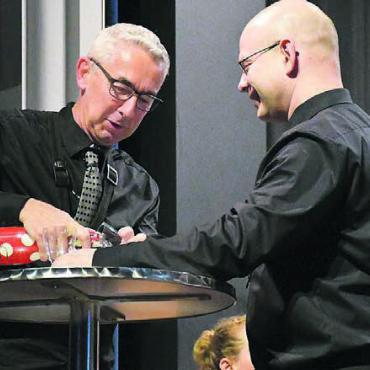 Musikalische Einheit - Präsident Markus Konrad gratuliert Christian Meier zu seinem 25-Jahr-Jubiläum mit einem Glas «Chlöpfmoscht».
