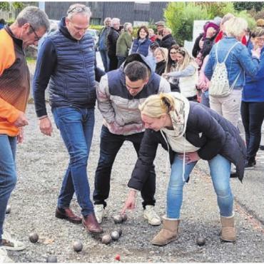 Riesige Bandbreite an Angeboten - Pétanque erlebt im Freiamt einen Boom, wie hier beim Grümpelturnier in Sarmenstorf. Ein Kursabend der VHS bietet nun einen Einstieg. Bild: Archiv
