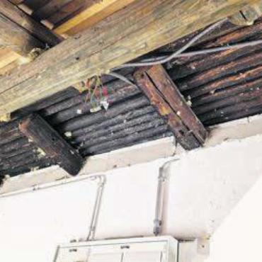 Waldhütte mit mehr Komfort - Originalgebälk der Hütte: Der Schopfanbau fiel Ende 1977 einer Brandstiftung zum Opfer. Bild: zg