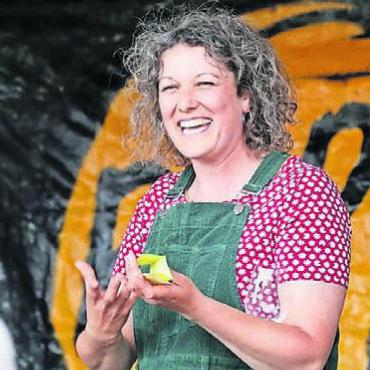 «In Aristau läuft (noch) sehr wenig» - Raphaela Schmid liebt das Singen und tut es auch an den Karaoke-Abenden. Bild: zg