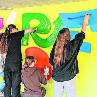 Sprühende Kreativität - Die Schüler verzieren mit ihren Bild: zg