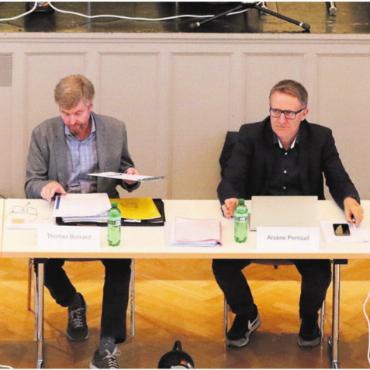 GLP will in die Regierung - Der Kampf um einen Platz am Gemeinderatstisch beziehungsweise im Gemeinderat ist bereits eröffnet. Die Grünliberalen melden als erste Partei ihren Anspruch an. Die aktuelle Regierung (v. l.): Gemeindeschreiber Christoph Weibel, Denise Strasser, Vizeammann Thomas Burkard, Gemeindeammann Arsène Perroud, Ariane Gregor und Roland Vogt. Bild: Archiv