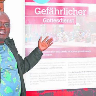 Weltweit traurige Realität - Pfarrer Ambrose Olowo empfiehlt das Gebet für die wegen ihres Glaubens bedrängten Christen, wie auch die Unterstützung karitativer Werke. Bild: tre