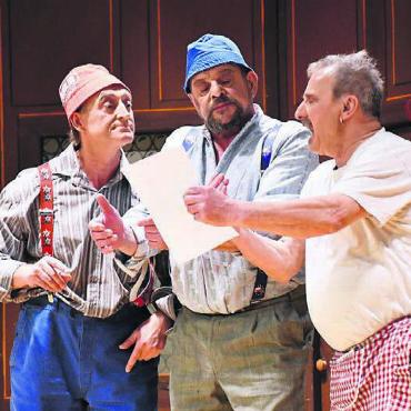 Mit ganz viel Freude - Die drei Brüder Hürlimann erhalten ein Millionenerbe, falls einer heiratet. Von links: Fabian Wolf, Marcel Egli und Godi Küng im vergnüglichen Theaterstück.