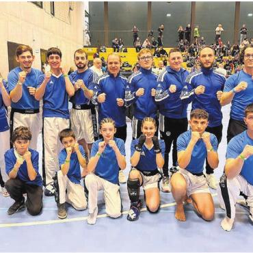 Auf dem Podest zu Hause - Die erfolgreiche Delegation von Kickboxing Wohlen am Basler Cup. Bild: zg